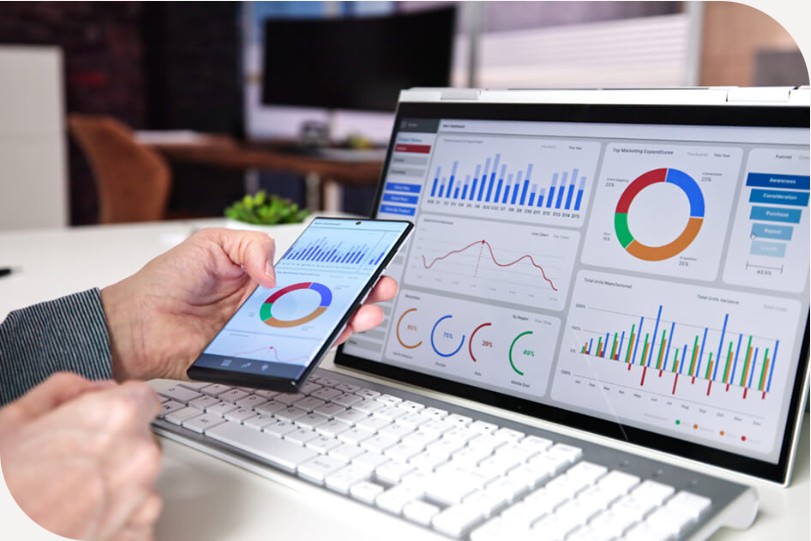 Profissional analisando dashboard de compliance fiscal no notebook e no celular